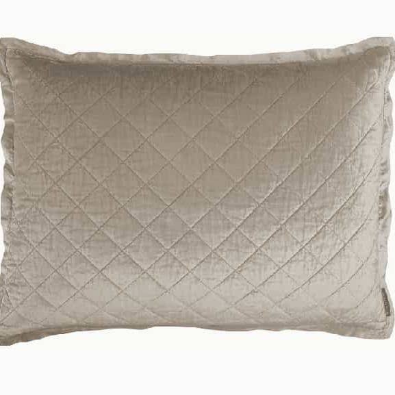 Chloe standaard kussen Fawn Velvet 20X26 voor wholesale door Lili Alessandra