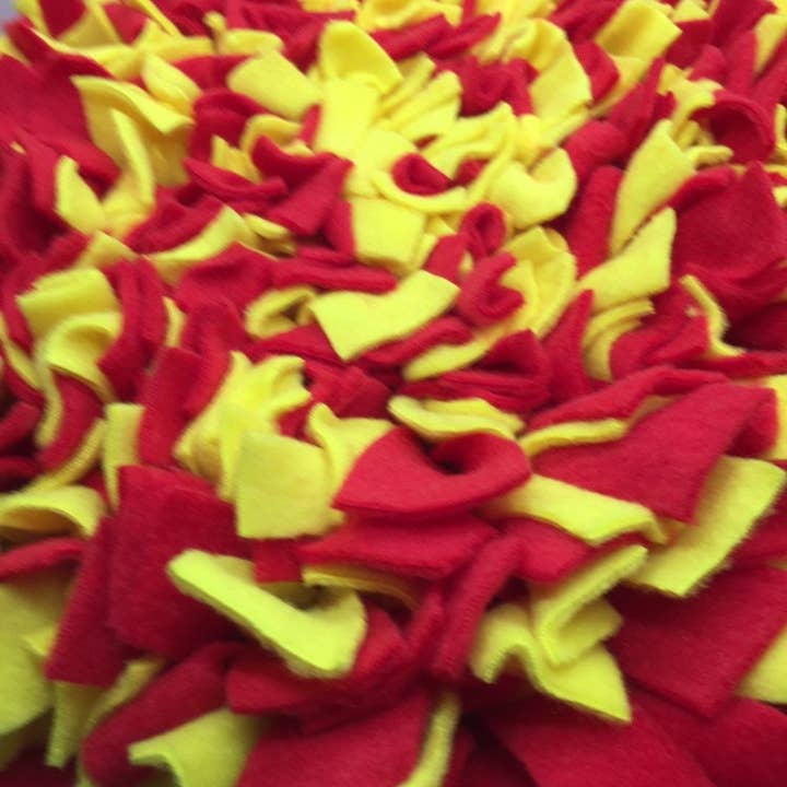 Röd & gul tvättbar snusmatta/husdjur näsa arbete födosökande plocka din storlek för wholesale av Life’s A Treasure Mat