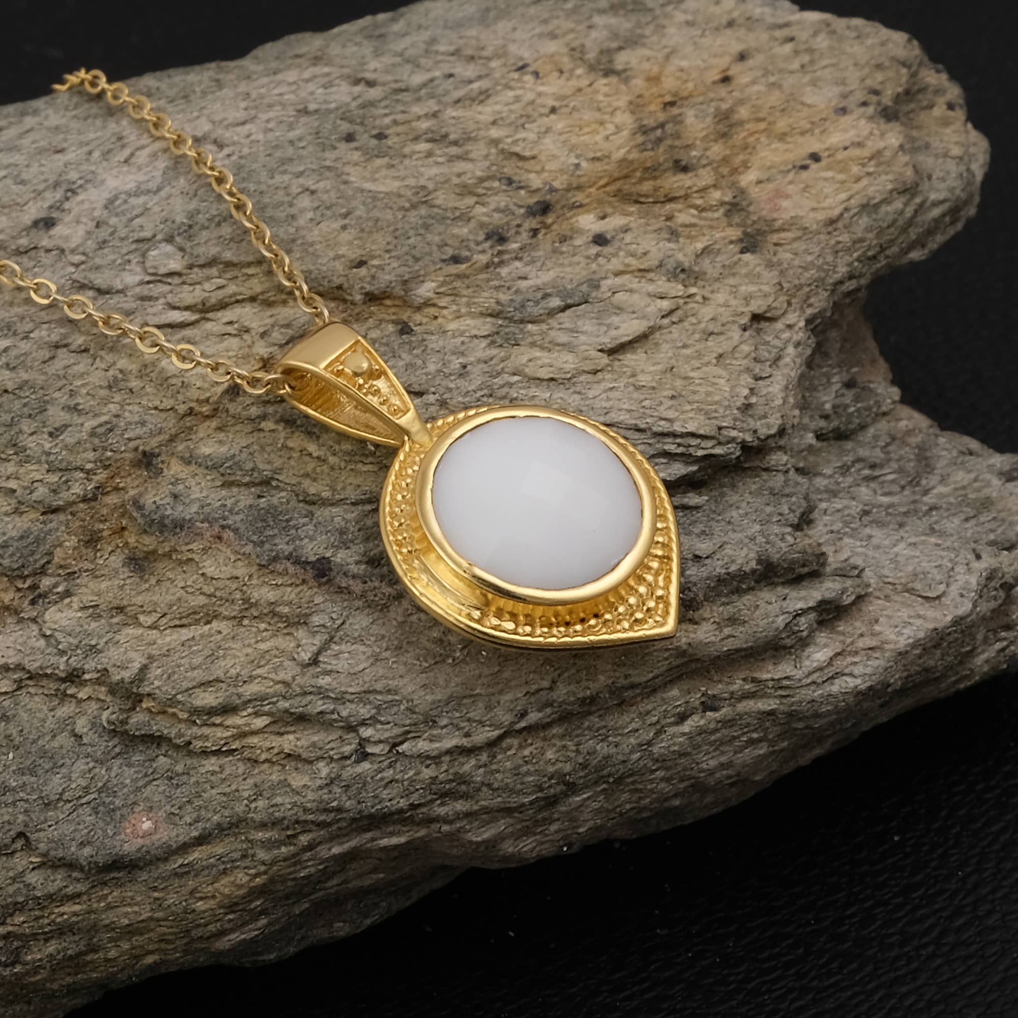 El Joyero - Vendita all'ingrosso Collana con ciondolo/pendaglio - Collana con catena placcata oro con goccia di agata bianca eleganza1