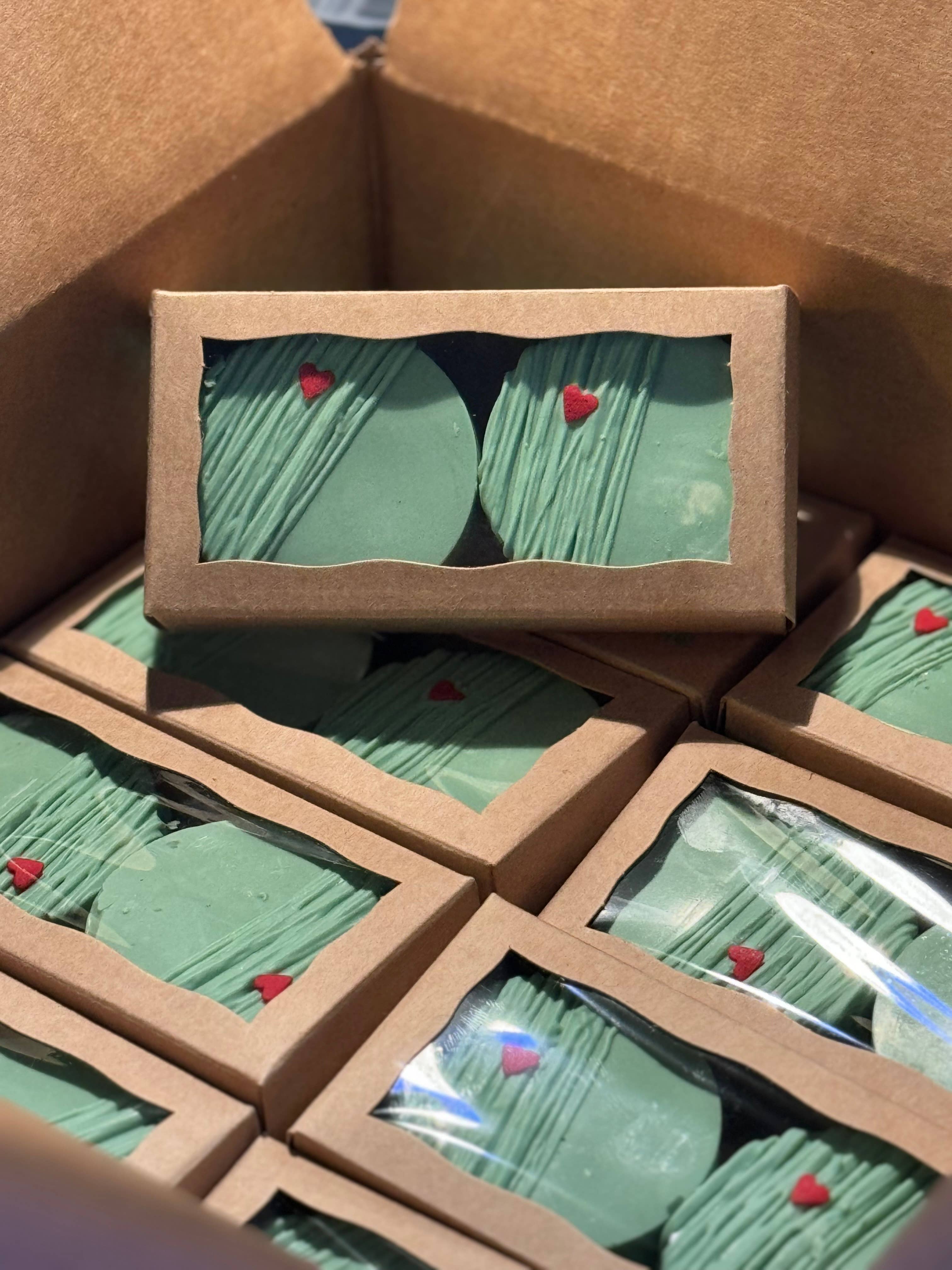 Frosted Cupcakery Bakery - Vente Biscuits - Cookies sandwich au chocolat thème Grouchy Green Guy3