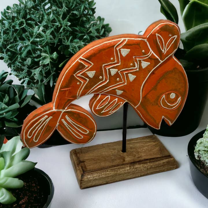 Poisson en bois sculpté à la mandarine sur tige en métal avec base pour la vente par Wilco Home