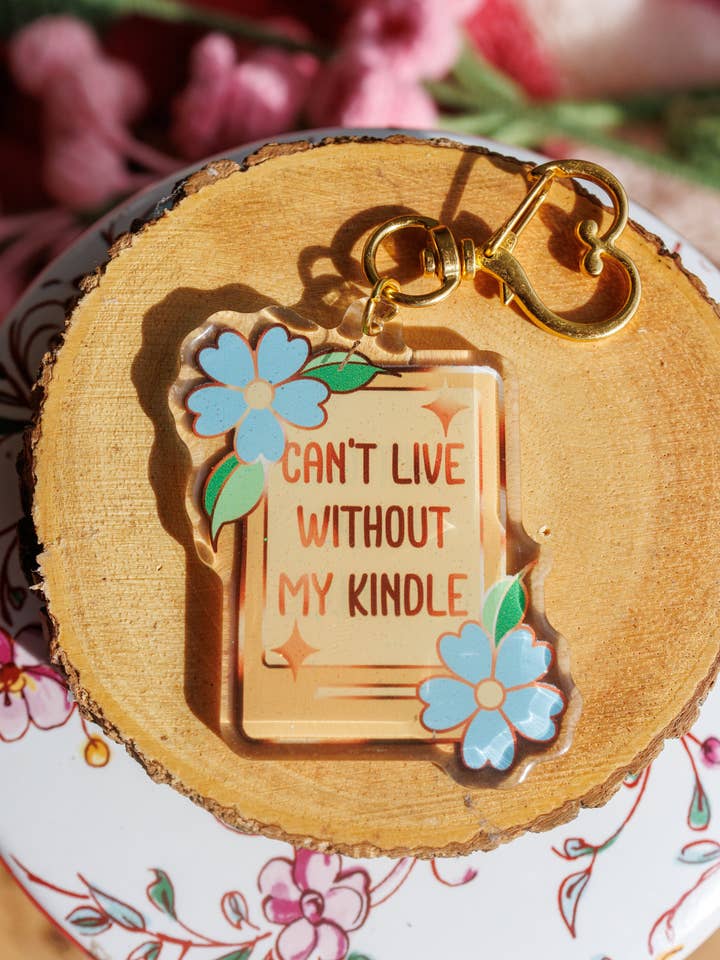 "Kan inte leva utan min Kindle" Nyckelring/Kindle-berlock - Bokälskande Fairycore Cottagecore Pinstory Original Nyckelring/Kindle-berlock för wholesale av Pinstory