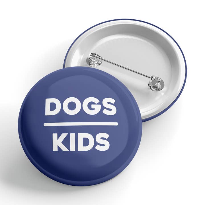 Erin Dayhaw - Vente Épinglettes/boutons - Chiens plutôt qu'enfants - Bouton - Vie sans enfants - Drôle - Coquin - Adulte - Impertinent - Non filtré - Sarcastique - Pertinent - Narquois0