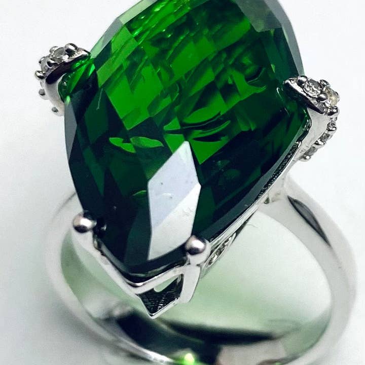 Bosgroene Heleniet Ruit Kussen Geslepen Zilveren Ring voor wholesale door Twan Kee Jewelry