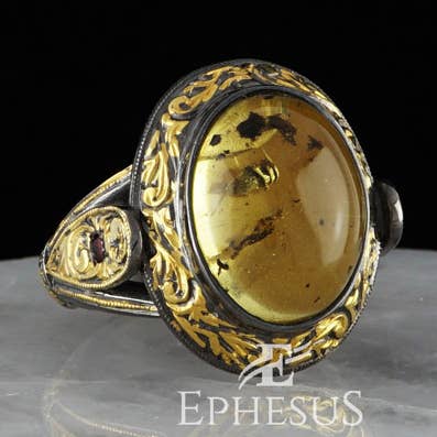 Bague ambre et or gravée à la main pour la vente par Ephesus Jewelry