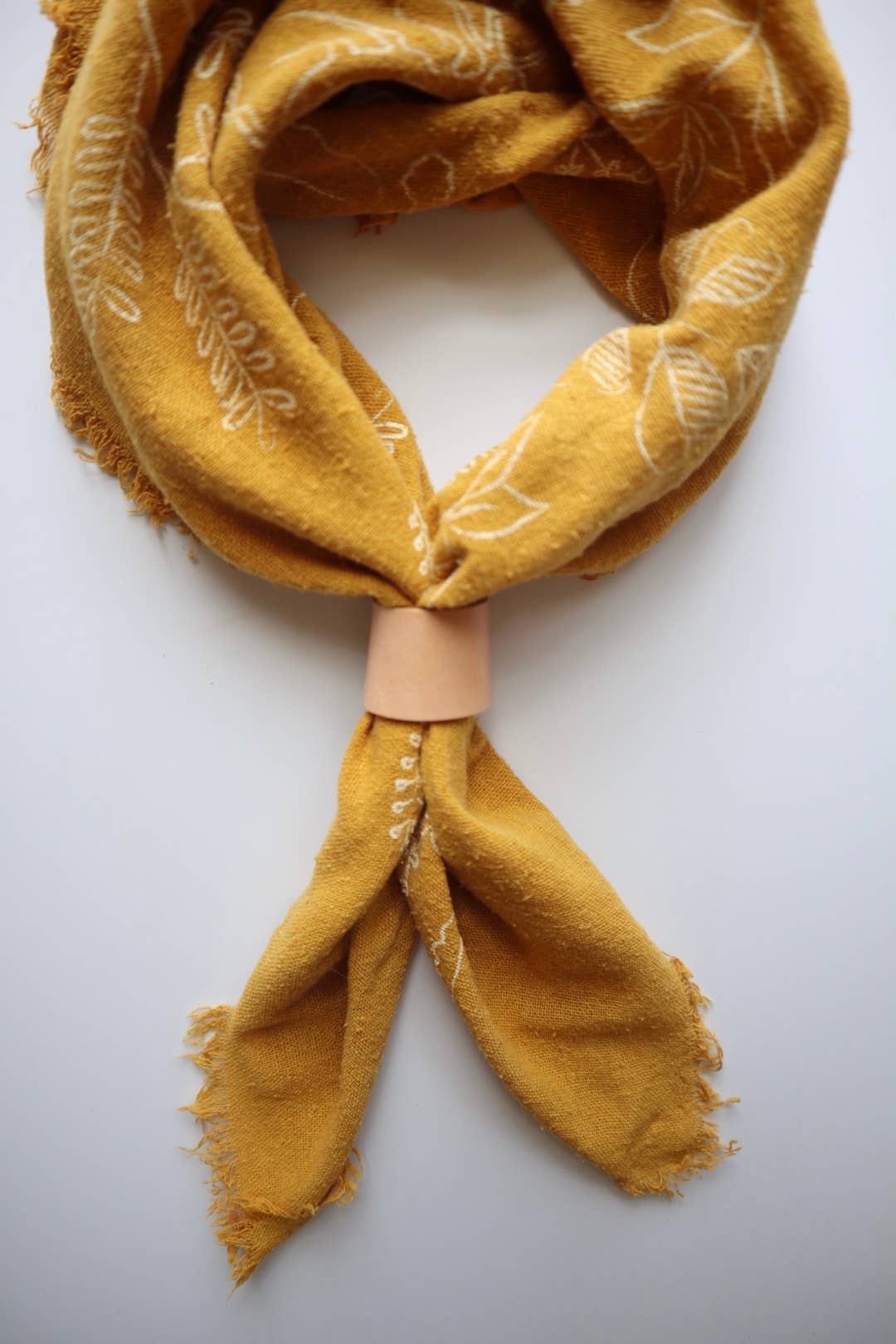 Eco Raw Studio - Wholesale Bandana - Dames - Desert Gold botanische print natuurlijk geverfde bandana (wit)8