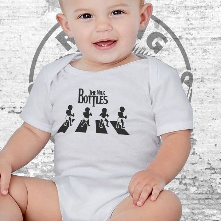 The Milk Bottles, tutina da bambino a maniche corte per la vendita all'ingrosso da parte di Raging Rascals