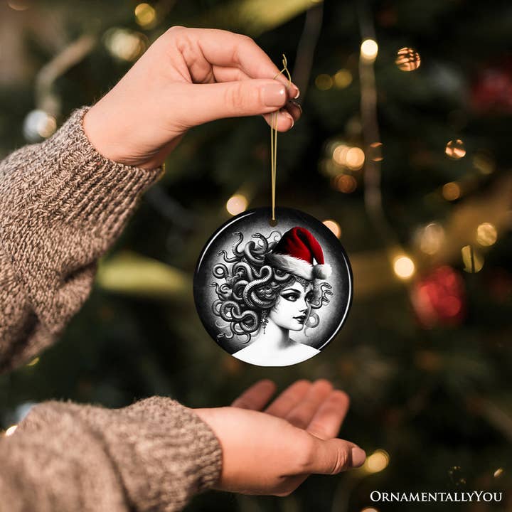OrnamentallyYou - Vendita all'ingrosso Decorazione - Medusa ammaliante con cappello da Babbo Natale, decorazione per Halloween