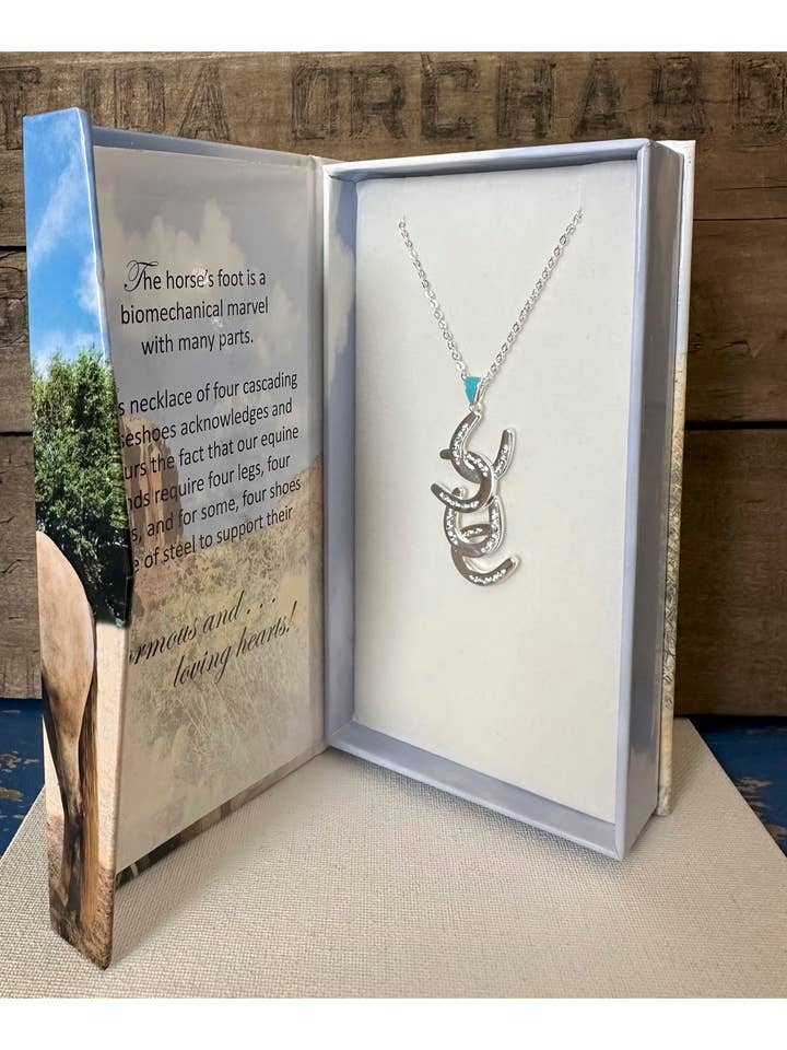 Halskæde med fire hestesko Smykker for engroshandel hos Carol Young Silver