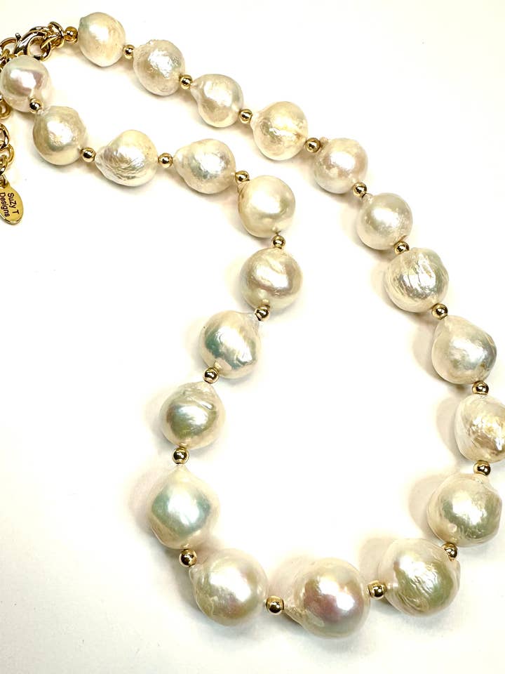 Collana di perle barocche bianche con distanziali dorati per la vendita all'ingrosso da parte di Suzy T Designs