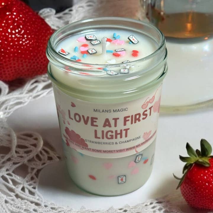 Vela de Morangos & Champanhe "Amor à Primeira Luz" para o Dia dos Namorados por atacado de Milans Magic