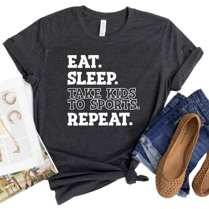 Spis Sov Tag Børn til Sport Gentag T-shirt - Sjovt Morliv T-shirt, Sportsforælder T-shirt, Travl Mor Grafisk T-shirt, Sportsmor Gaveidé for engroshandel hos Epic Life - Designed