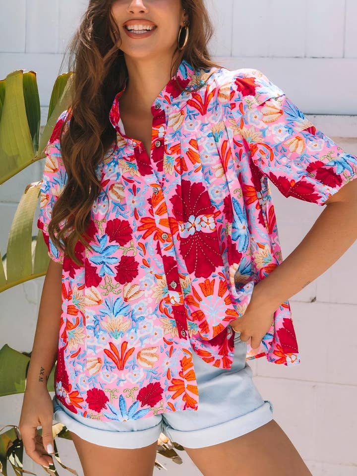 Chemisier plissé à manches bouffantes à imprimé floral rose avec boutons pour la vente par Suhkasana