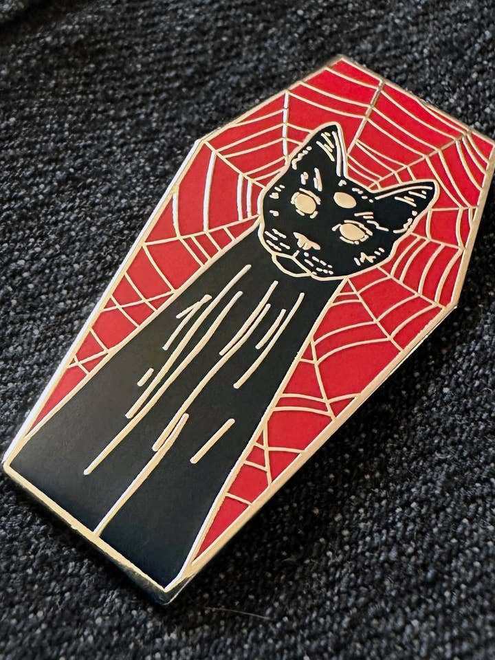 Épingle en émail Chat Cercueil pour la vente par Mallory Hart Art