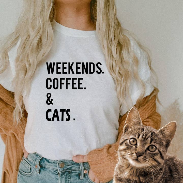 Animaux de compagnie : Weekends Coffee Cats, t-shirt graphique pour la vente par Top Crate