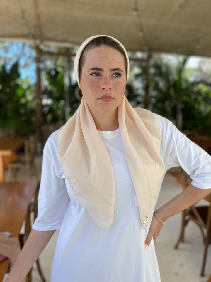 Champagne crème festonné CLASSIC PRETIED (avec poignée en velours) pour la vente par The Scarf Bar