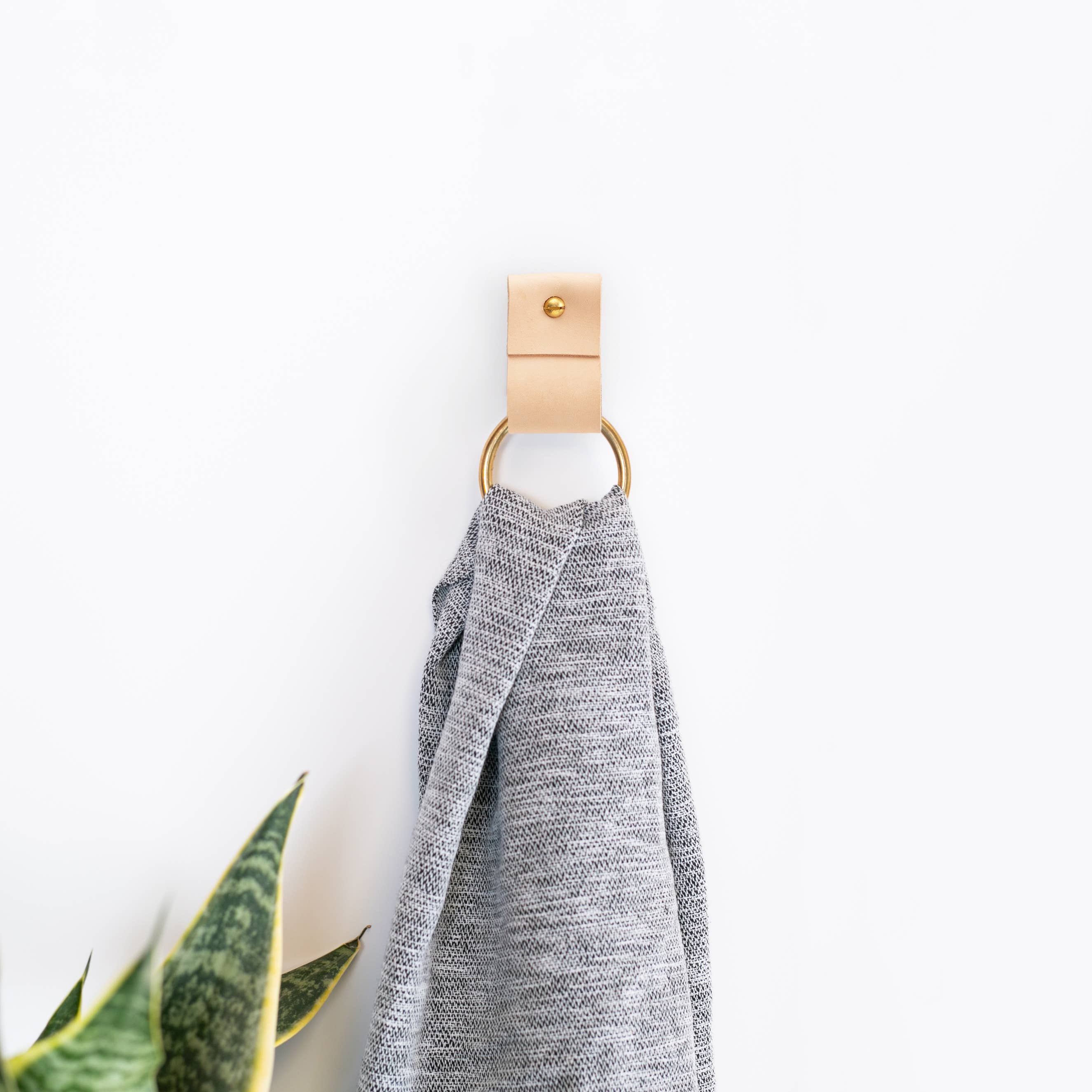 Keyaiira - Vendita all'ingrosso Porta asciugamani/gancio per asciugamani - Porta asciugamani piccolo largo in pelle - Anello in ottone [estremità piatta]11