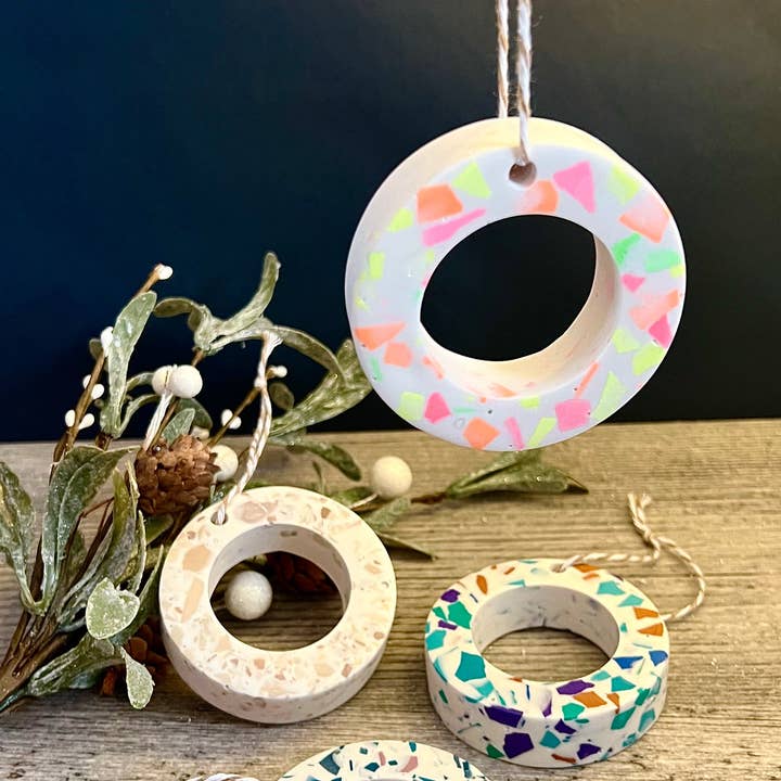 EMB Pretty – Engroshandel Pynt – Terrazzo ringtræ ornament