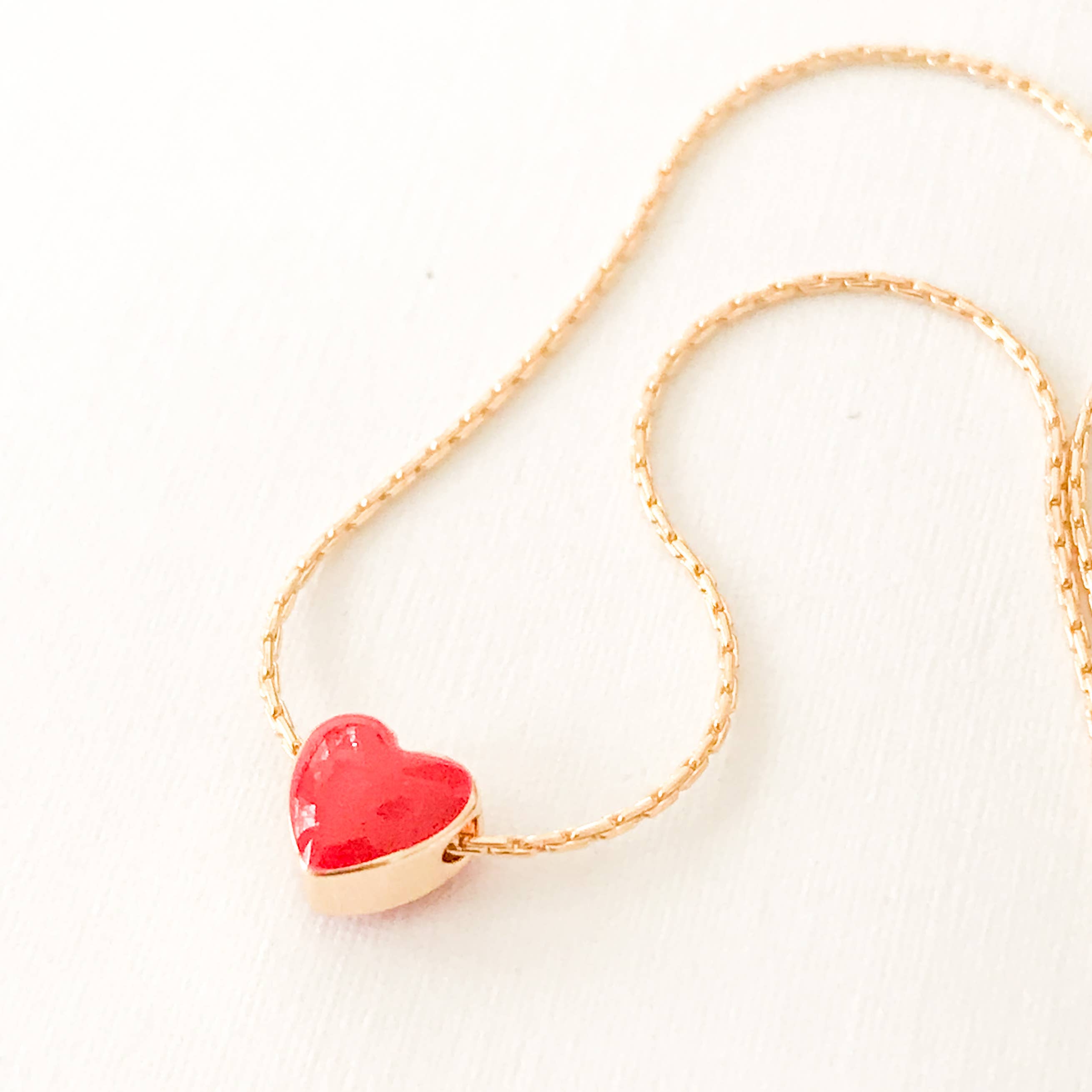 Nest Pretty Things - Vente Colliers à pendentif - Collier à breloques en forme de cœur rouge rempli d'or5