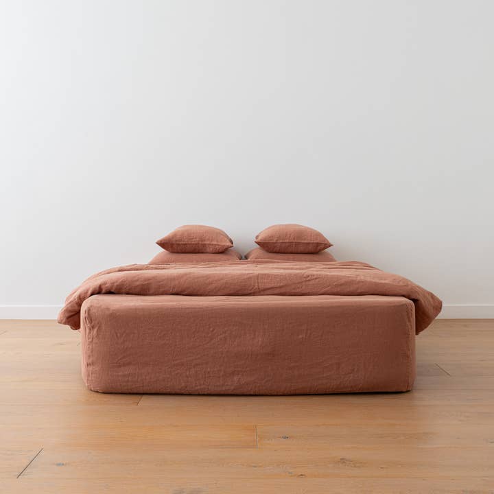 Drap-housse en lin lavé à la pierre moka pour la vente par LinenMe