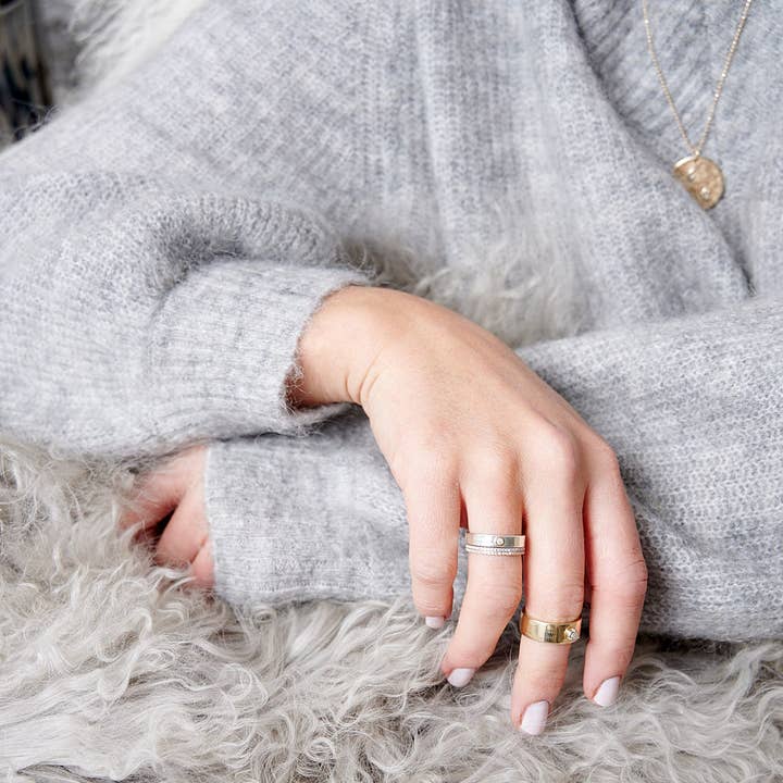 Skinny Diamond Eternity Band in 14K Rose, Geel, Witgoud voor wholesale door Elliot Young Fine Jewelry