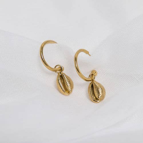 Orecchini a Cerchio con Conchiglia di Ciprea per la vendita all'ingrosso da parte di Smoke and Ash