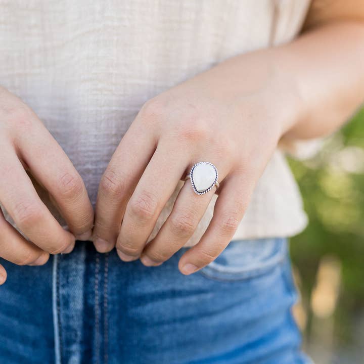 Tvinnade tårdroppe månstenringar - Finns i flera storlekar för wholesale av Indie Rae