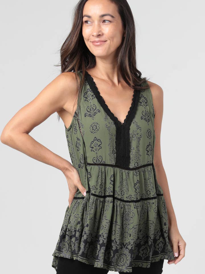 Canotta stampata con scollo a V e bordo in pizzo E2W92-A918 per la vendita all'ingrosso da parte di Nostalgia