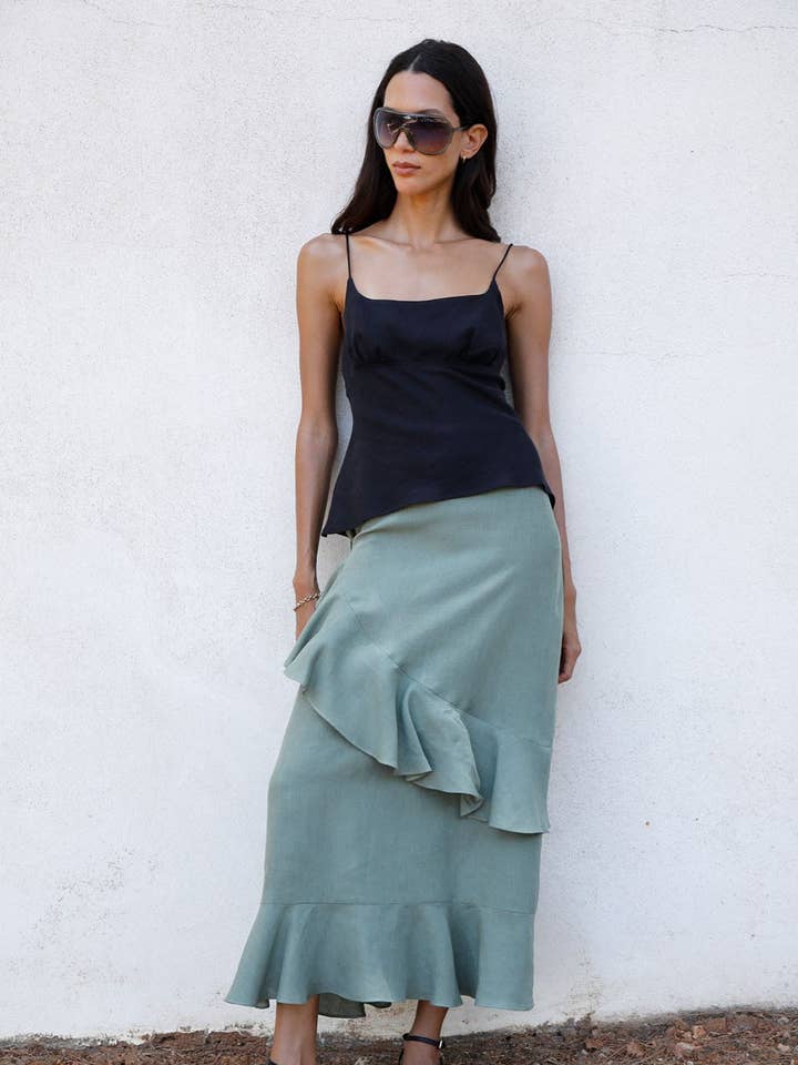 La jupe longue à volants Carrie en vert olive pour la vente par arkitaip