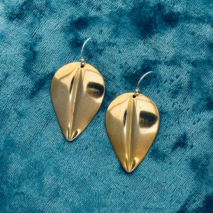 Orecchini a foglia grande in oro massiccio. per la vendita all'ingrosso da parte di Elizabeth Jewelry