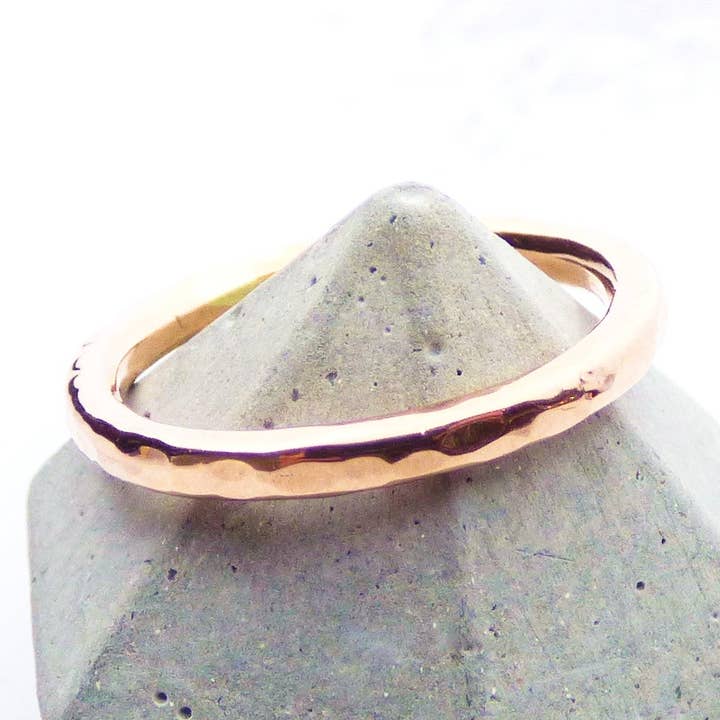 Anel Martelado em Ouro Rosa por atacado de Kirsty Taylor Goldsmiths