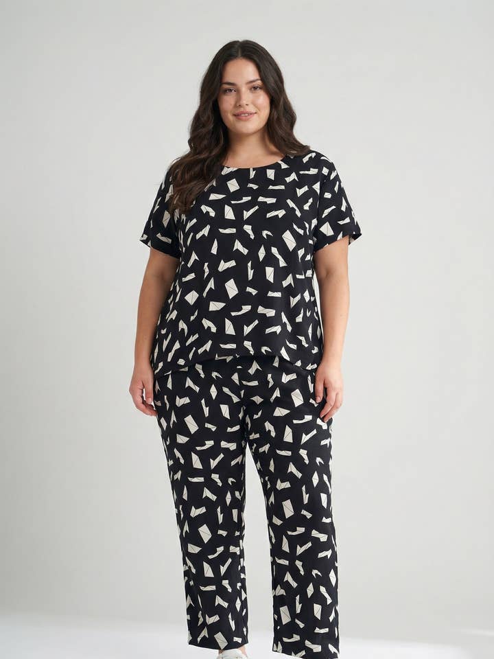 Zwarte bedrukte top + rok set in grote maat (PC6198) voor wholesale door Pomme Rouge Paris