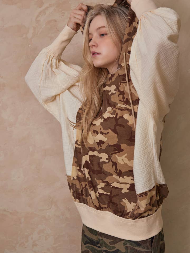 Camouflage brun Haut à capuche camouflage avec manches ballon en vente sur Faire2