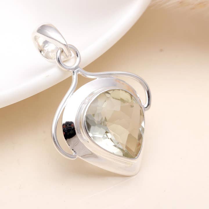 Le Cœur Lumineux : Pendentif en Améthyste Verte à Jour ajouré pour la vente par AG 925 JEWELLERY