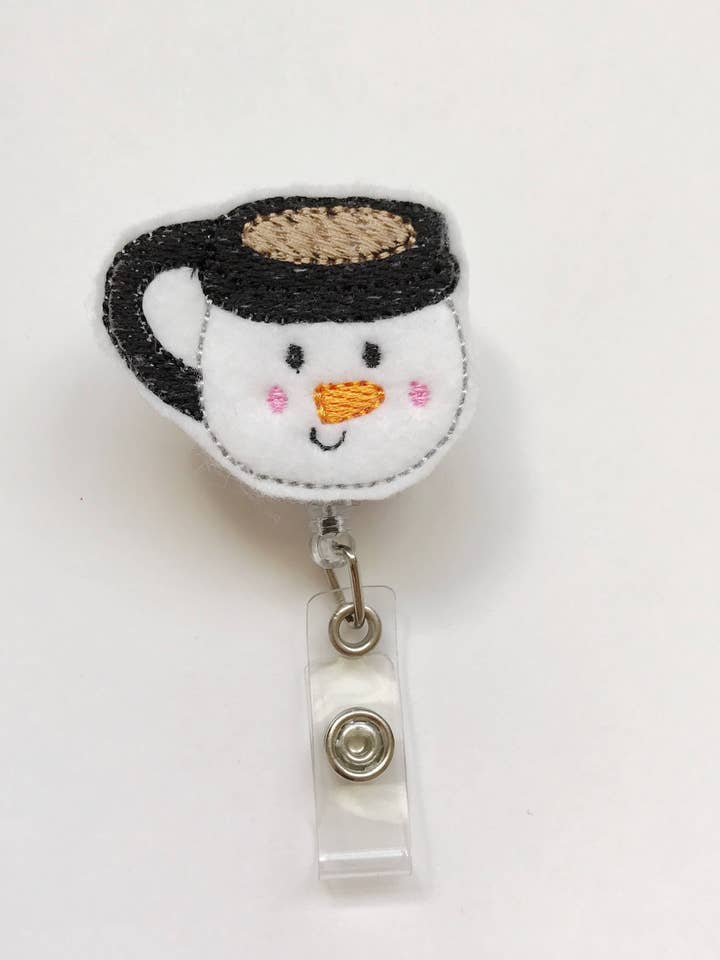 Badgeholder med varm chokolade krus – Gør din arbejdsdag hyggelig for engroshandel hos Amanda Rose Thread Co