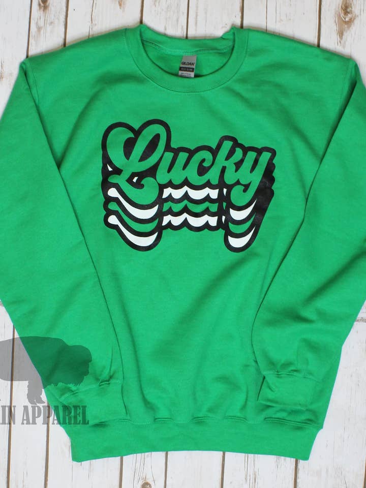Sweat-shirt rétro vert chanceux pour la vente par Plain Apparel Tees