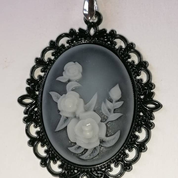 Pendentif gothique fleur blanc noir pour la vente par Blue Moon Bijoux