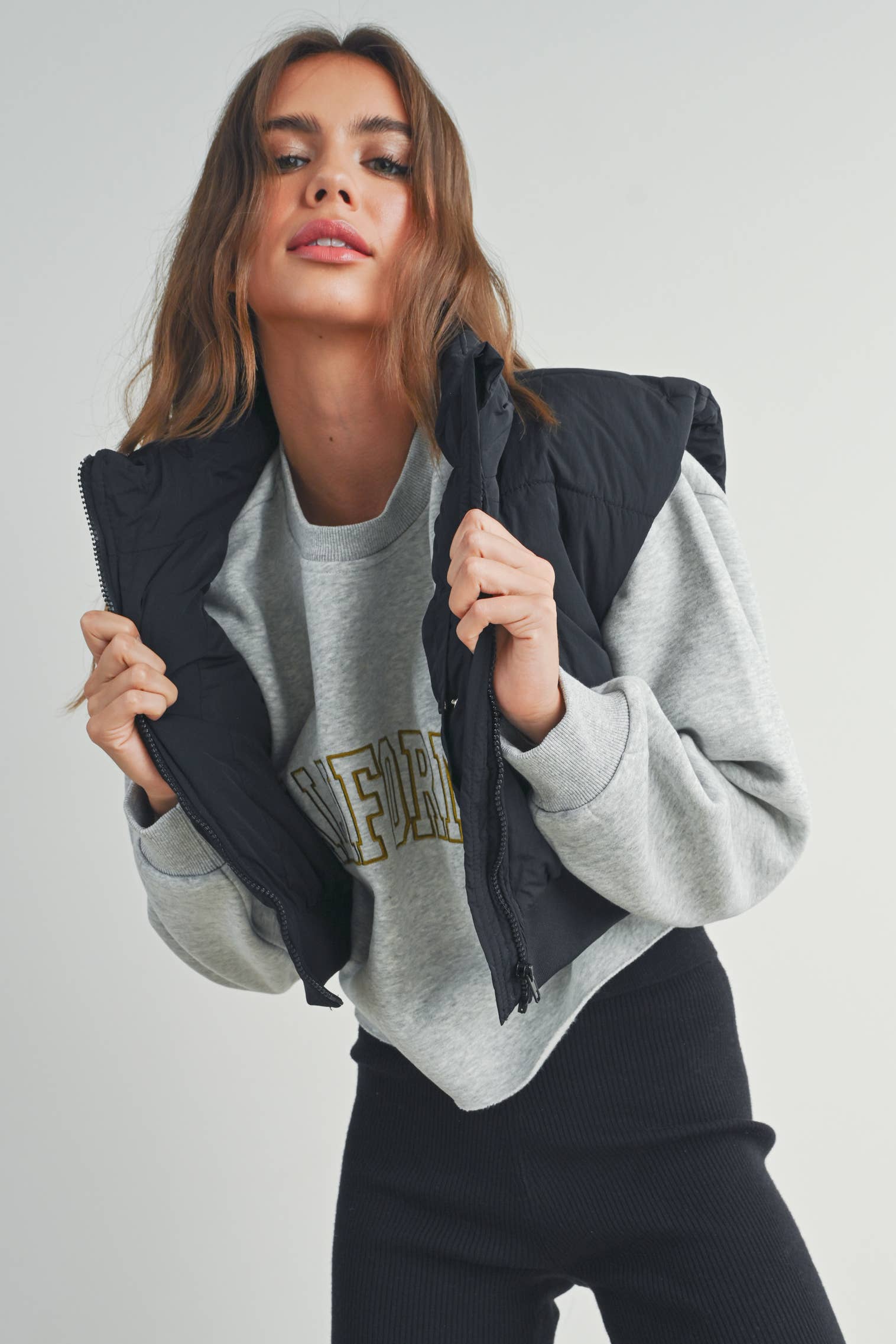 BUTTERMELON – Großhandel Oberbekleidungsweste – Damen – BUTTERMELON Steppweste zum Reißverschluss, cropped, für den Herbst29