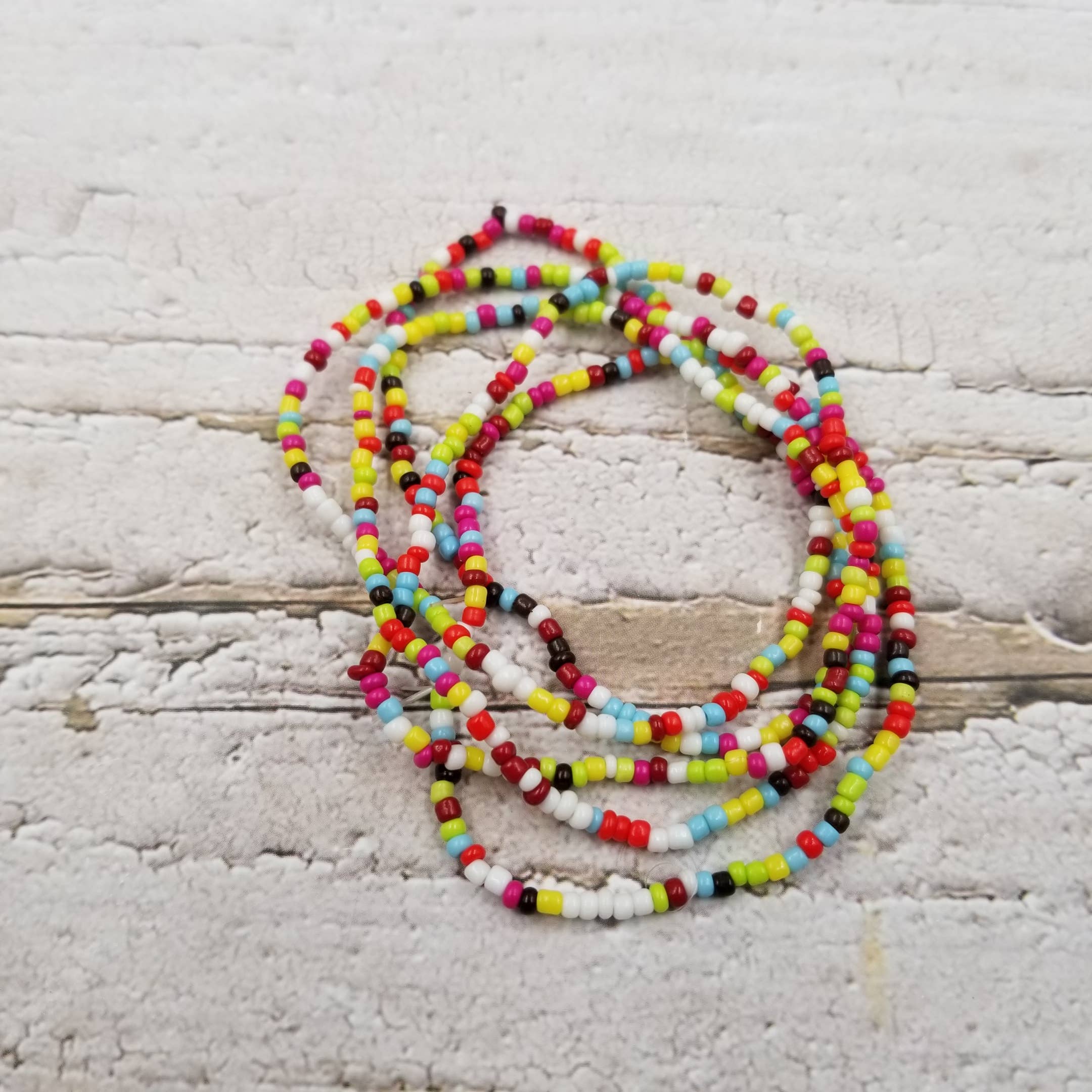 Treasure Wholesale - Venta al por mayor Juegos de joyas - Juego de 30 pulseras con forma de semillas coloridas de Boho Vacation4