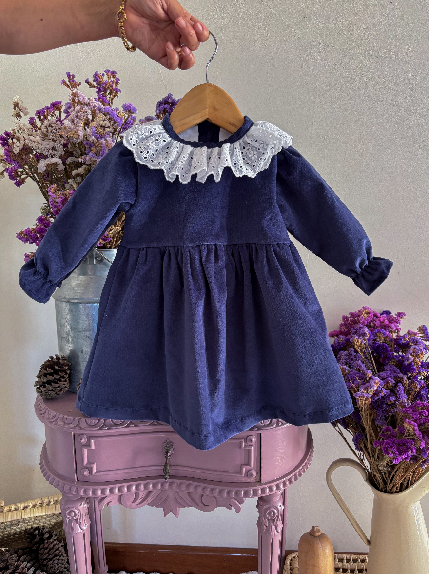 Maria Jasmim Baby & Child – wholesale Klänning – Barn – Marinblå Sammet Klänning med Engelskt Broderad Krage0