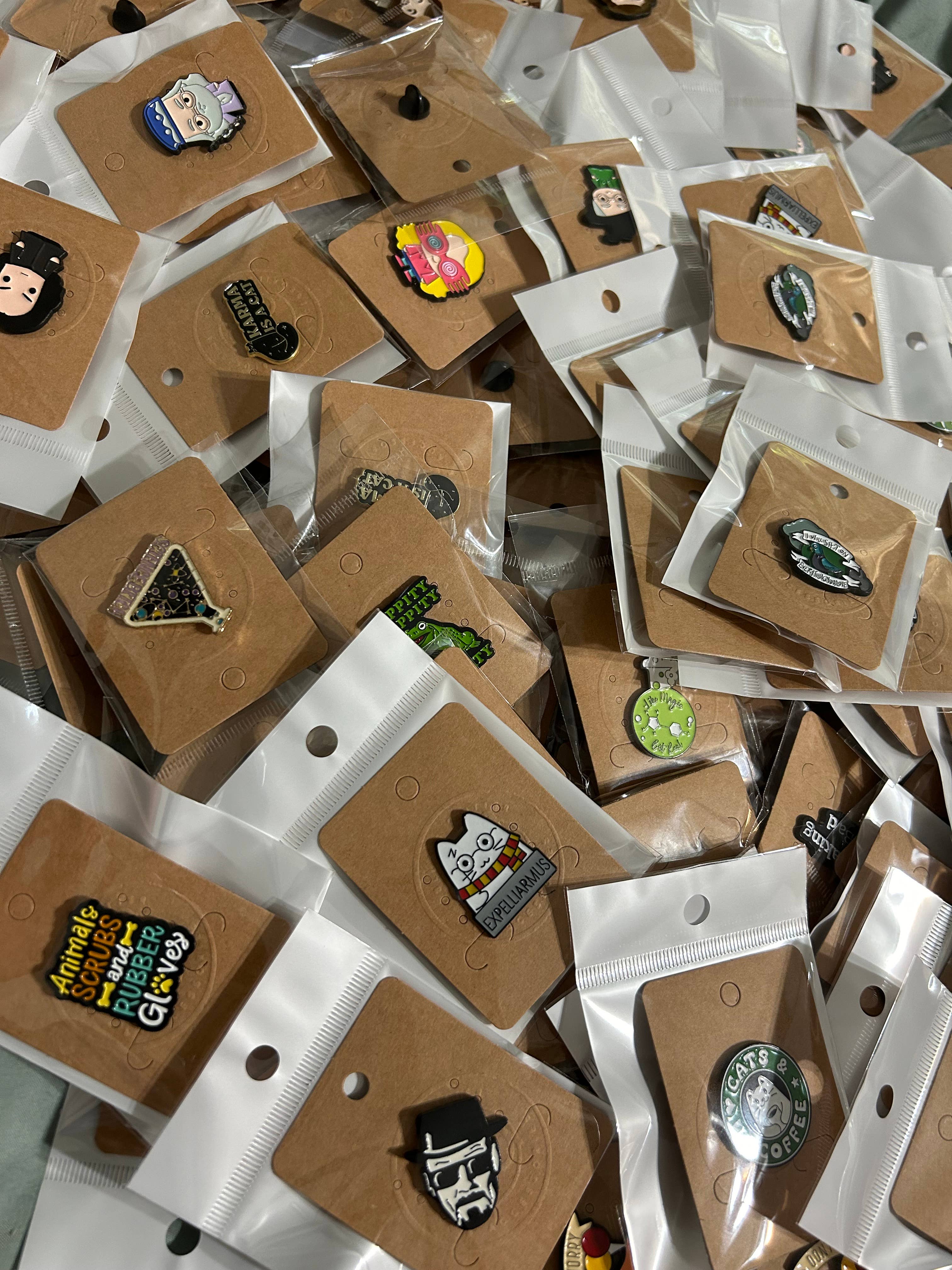 BG & Accessories - Vente Épinglettes/boutons - Des centaines d'épingles en émail - Lots mystères - Thèmes variés8