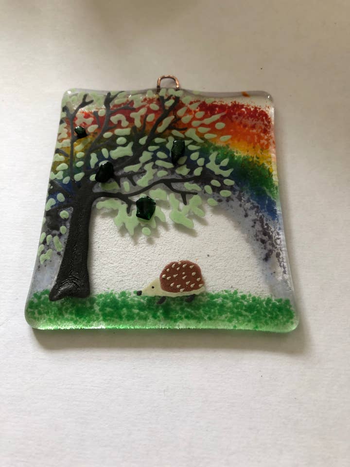 Support mural Hedgehog Rainbow Countryside pour la vente par Ally Glass Studio