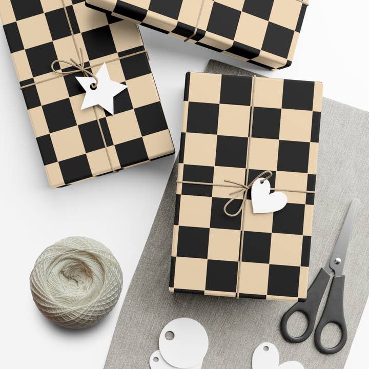 Papier cadeau punk à damier marron pour la vente par Goth Cloth Co.