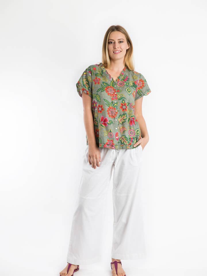 Camiseta Capricornio en Floral Oliva para venta al por mayor de Mozaic by Euro Dreaming