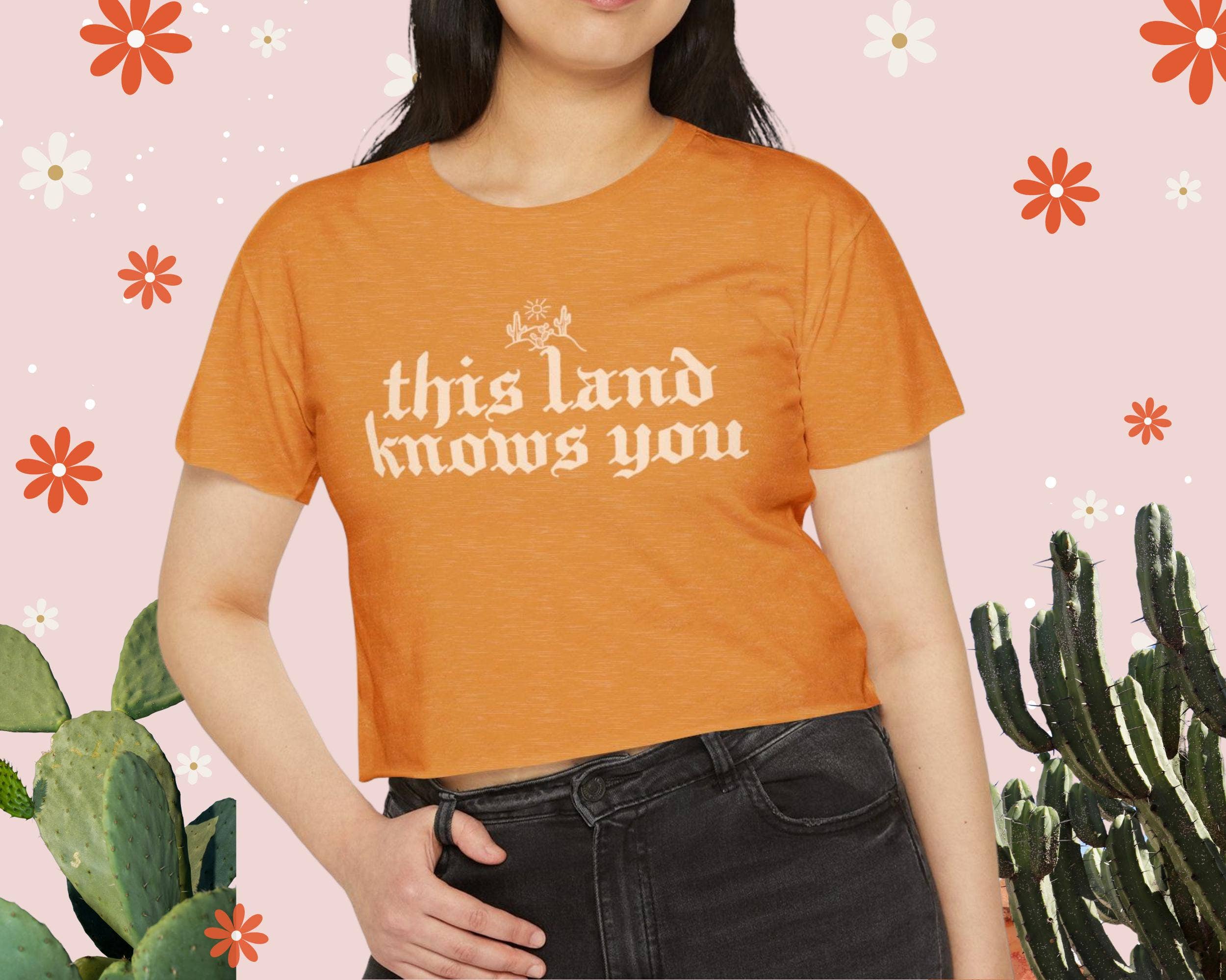 Las Changuis Tianguis – Engroshandel T-shirt med print - Dame – Desert Roots Boxy Crop Top – Latina Håndlavet T-Shirt1