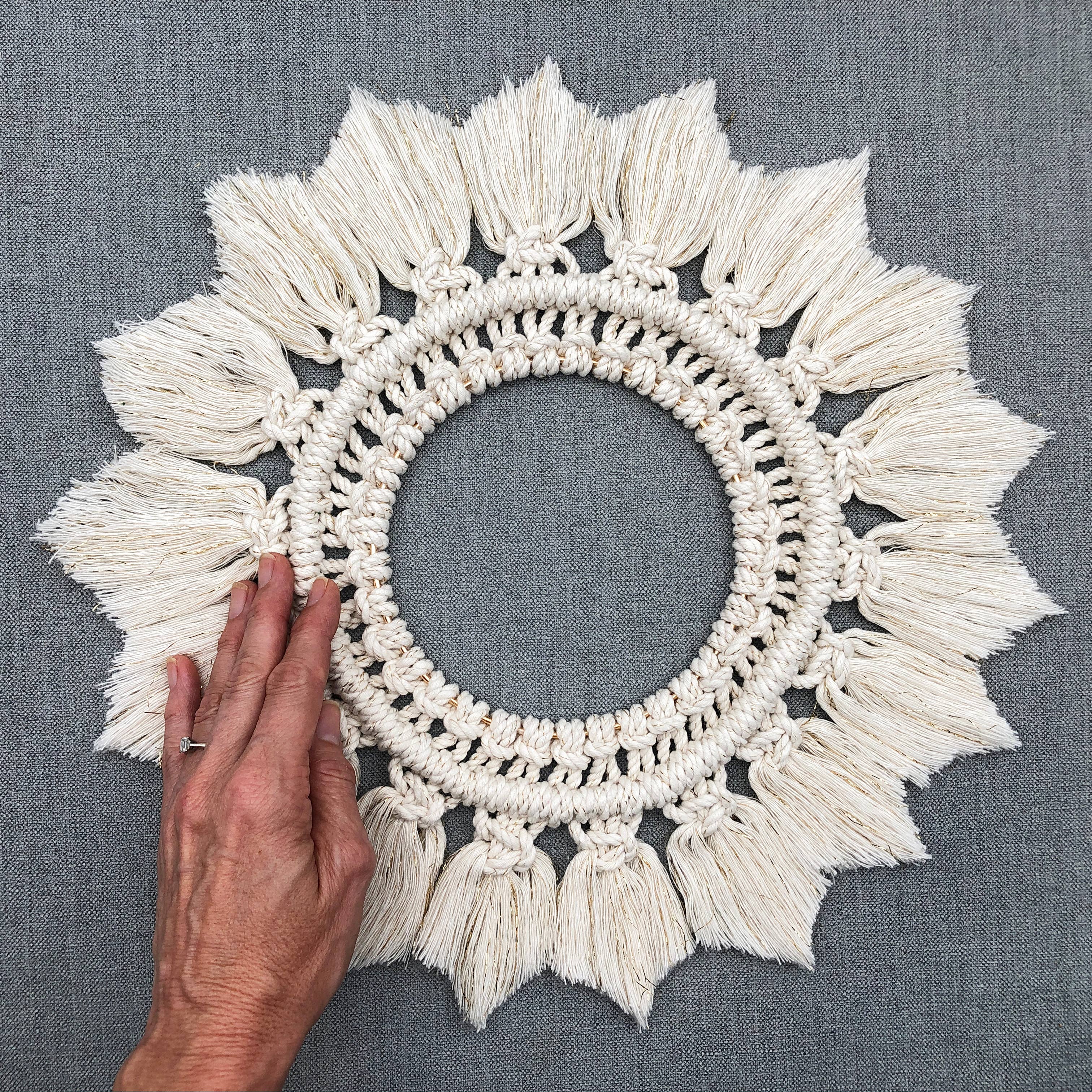 Bergin & Bath - Venta al por mayor Kit de manualidades - Kit de macramé - Mandala - Dorado. Haz una corona navideña6