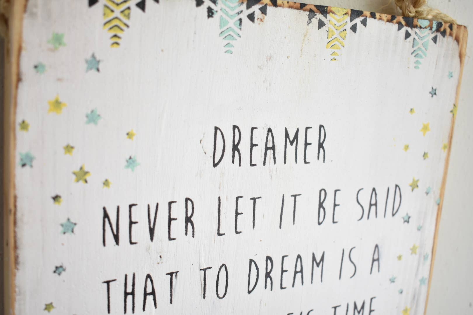 Mahalo Market - Wholesale Sign - Dreamer Quote Wood Sign1