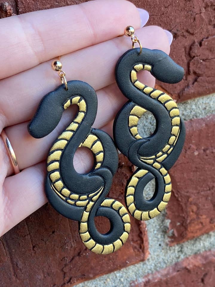 Boucles d'oreilles Statement Snakes en pâte polymère noires et dorées pour la vente par Clay + Clover Earring Co.