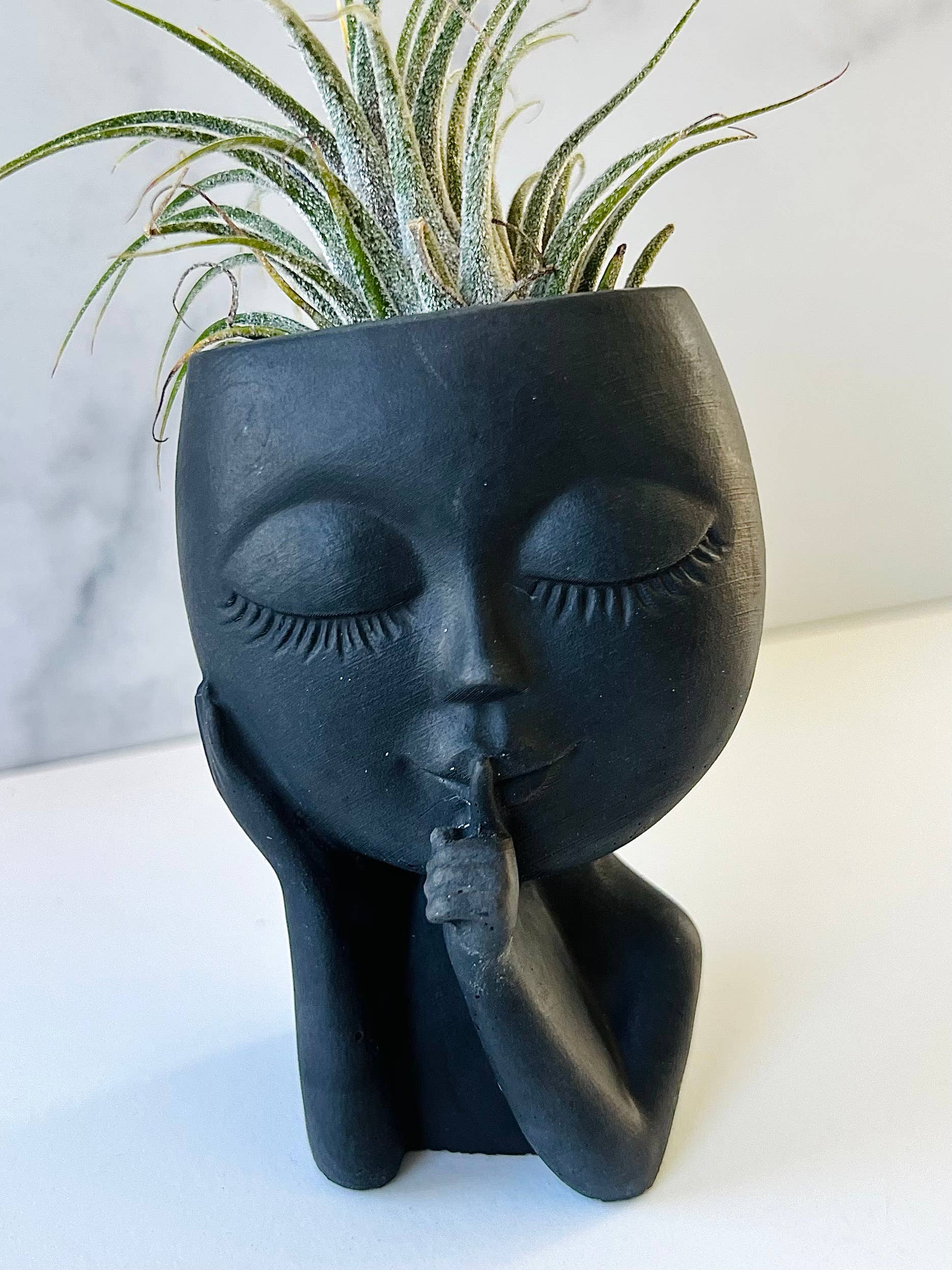 Aroma Sparks - Vente Pot - La fille endormie chuchotant du ciment et du béton3