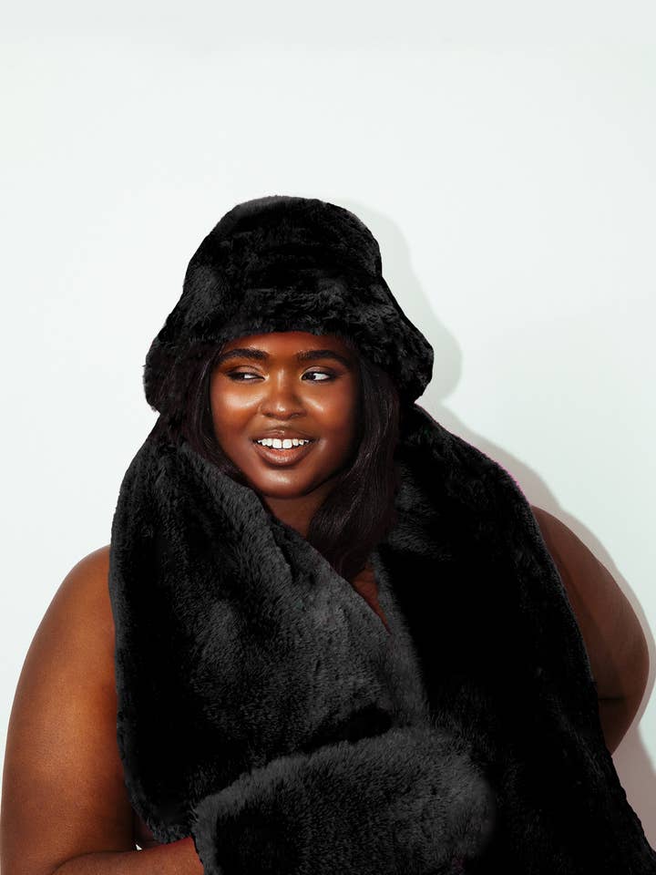 Schal aus Kunstpelz für den Großhandel von Hilary MacMillan